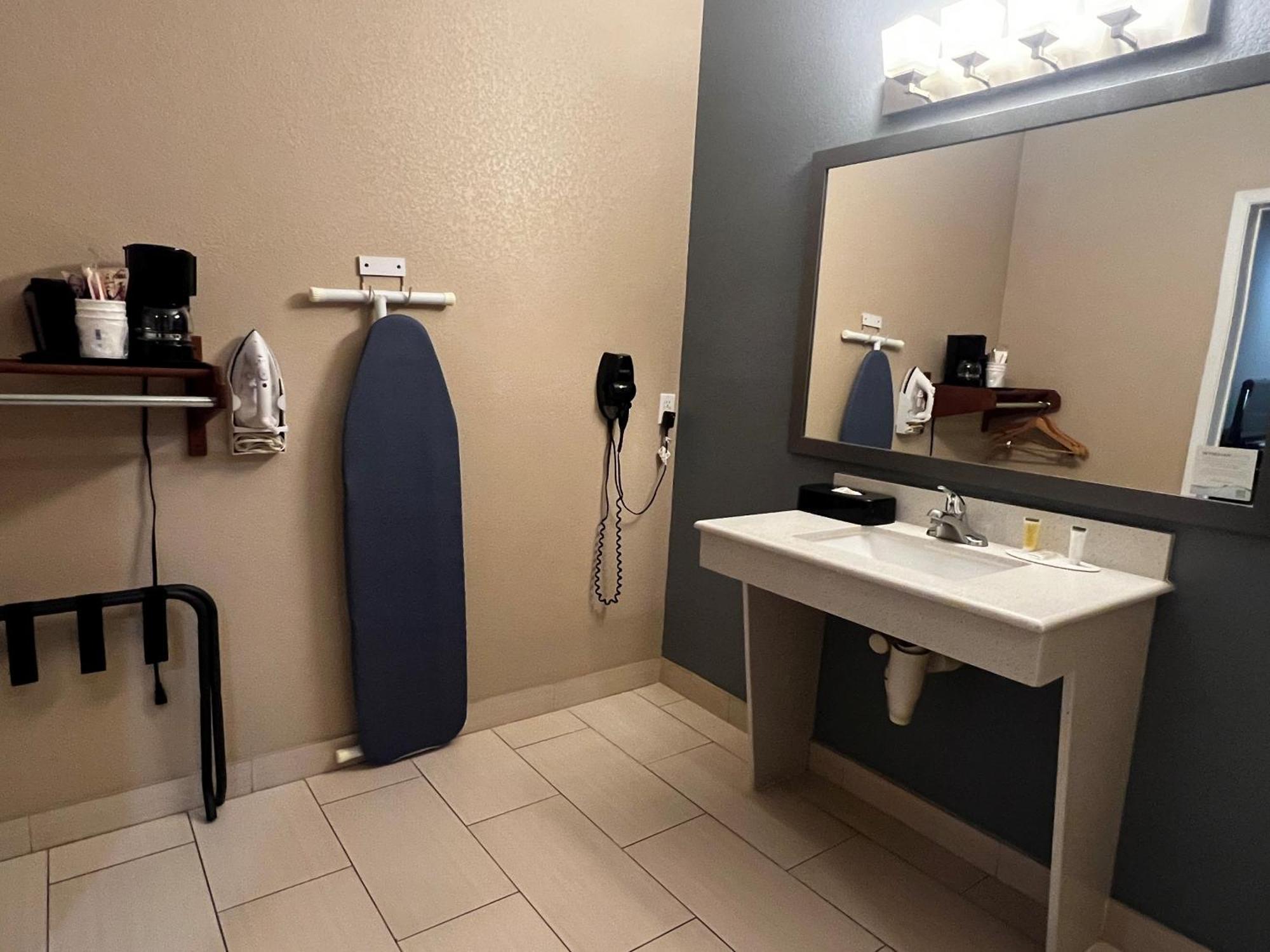 Super 8 By Wyndham Center Motel Bagian luar foto